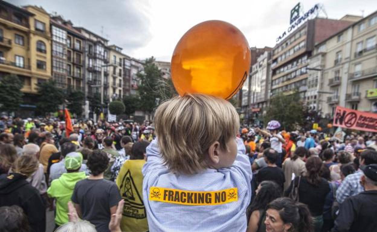 Imagen de archivo de una movilización en Cantabria contra del fracking.