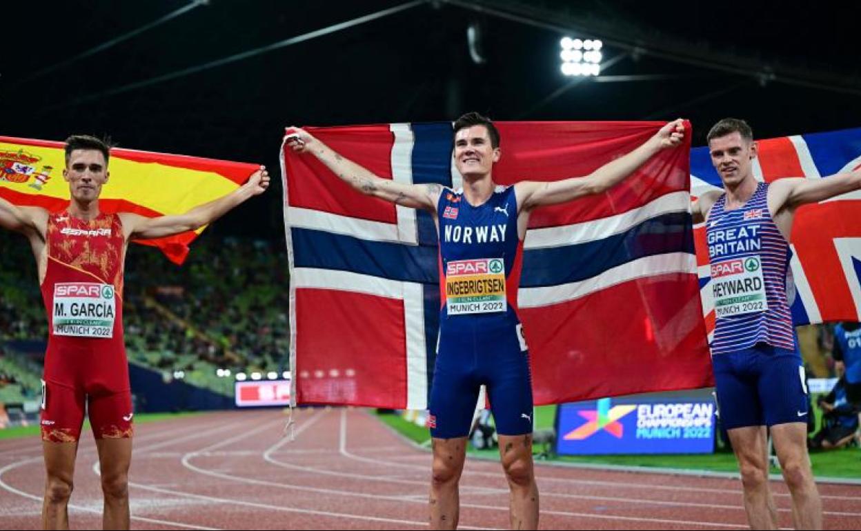 Mario García Romo (i) celebra su bronce en el 1.500.