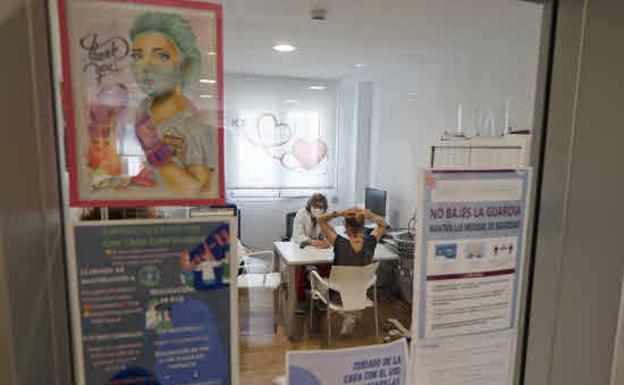 Médicos y enfermeras ven «inasumible» para el centro de salud la atención a Padre Menni 