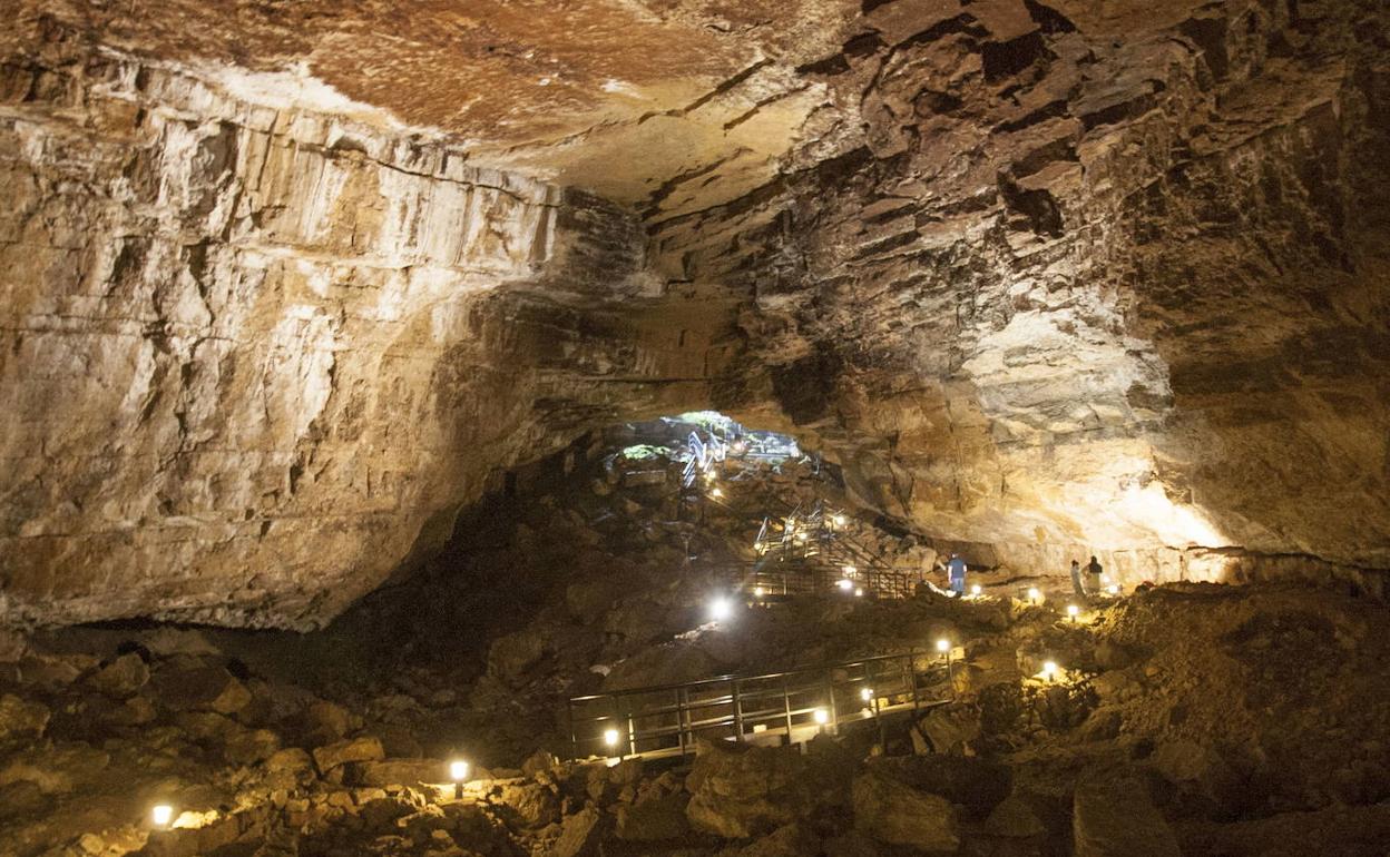 Interior de la Cueva de El Pendo