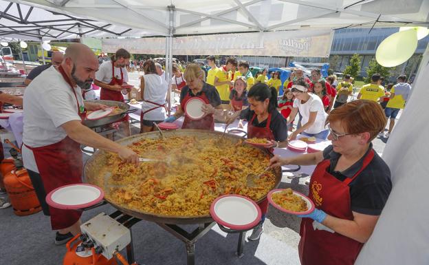 La comida se preparó en once paelleras de gran tamaño.