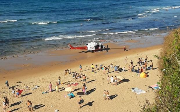 El helicóptero del 112 aterrizó en la playa de Langre