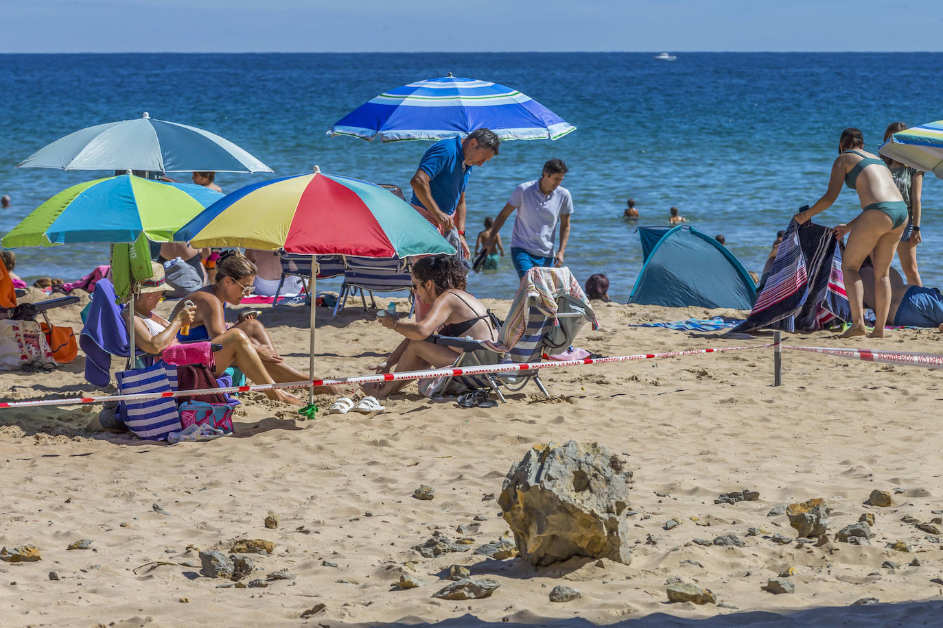 Fotos: Desprendimiento de rocas en la playa de Mataleñas