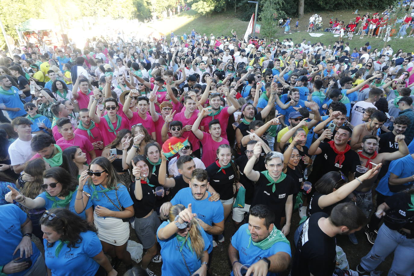 Fotos: El Día de las Peñas lleva la fiesta al Parque de Miravalles