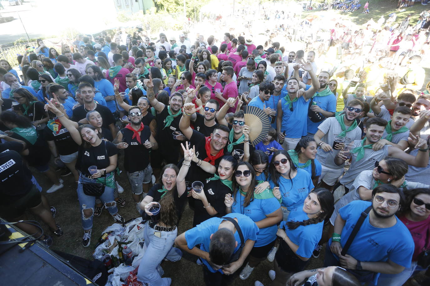 Fotos: El Día de las Peñas lleva la fiesta al Parque de Miravalles