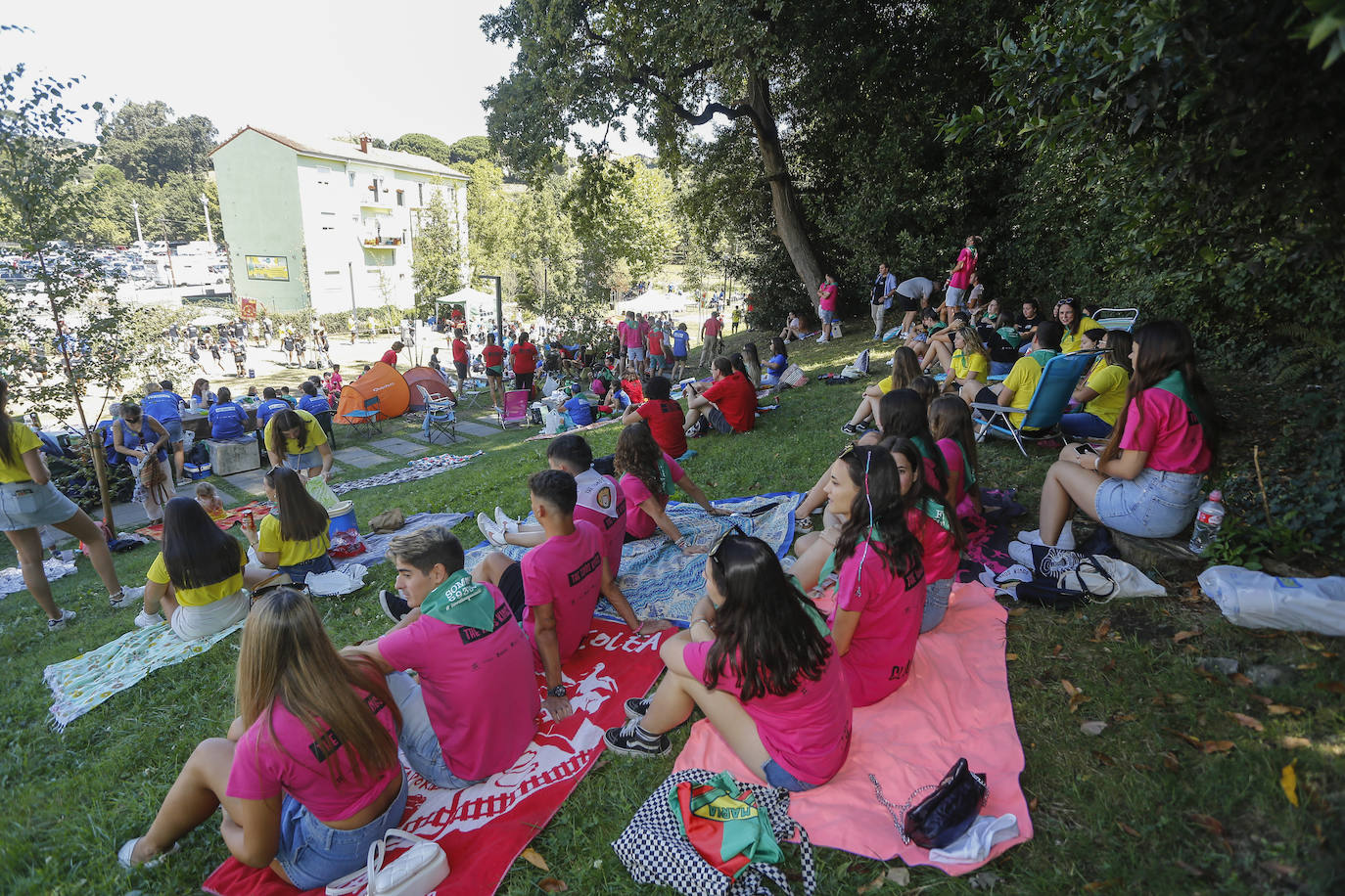 Fotos: El Día de las Peñas lleva la fiesta al Parque de Miravalles