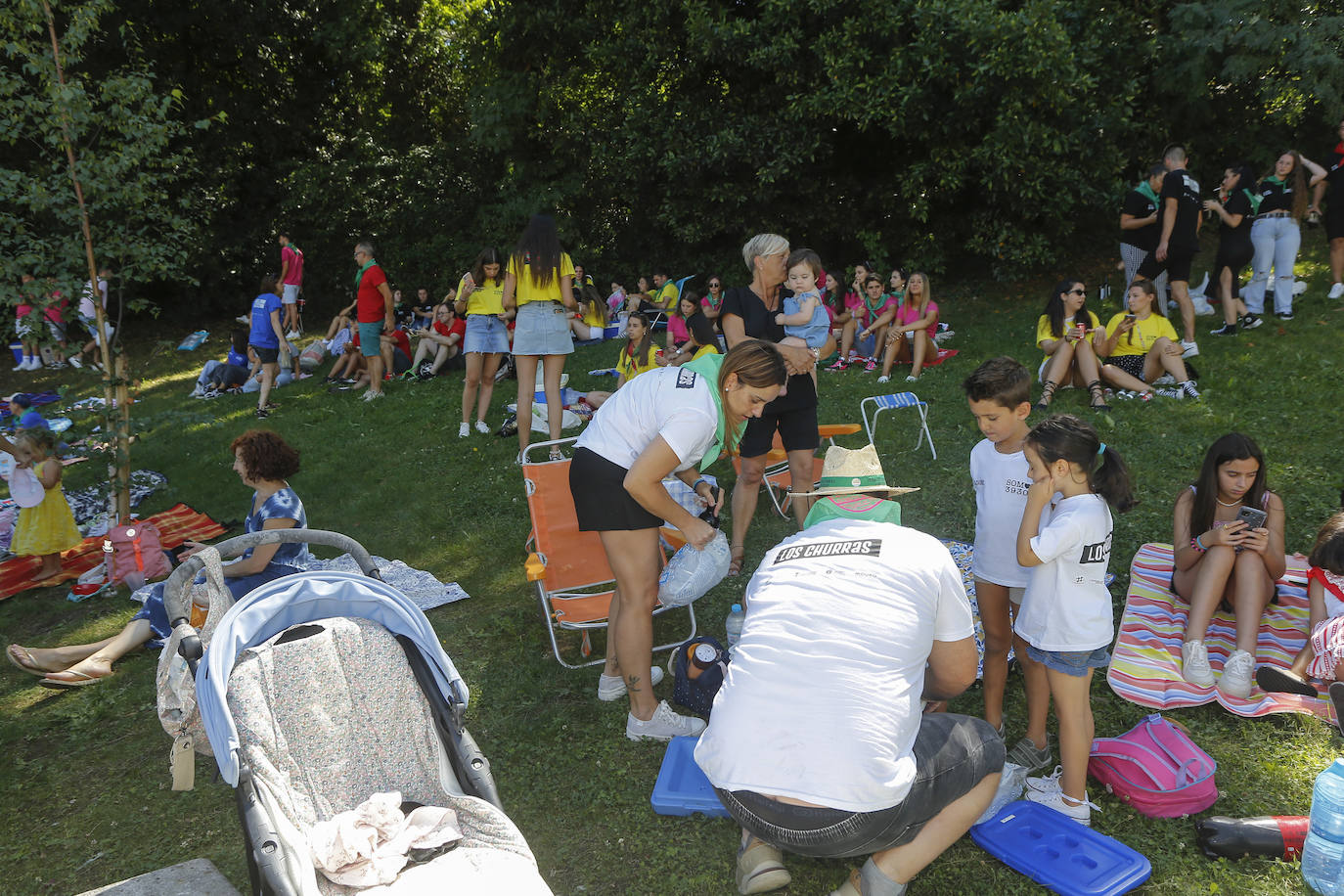 Fotos: El Día de las Peñas lleva la fiesta al Parque de Miravalles