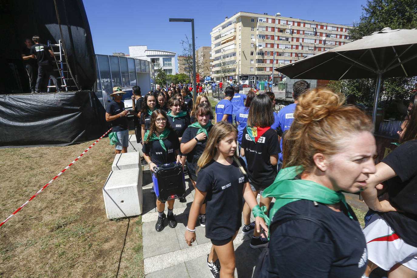 Fotos: El Día de las Peñas lleva la fiesta al Parque de Miravalles