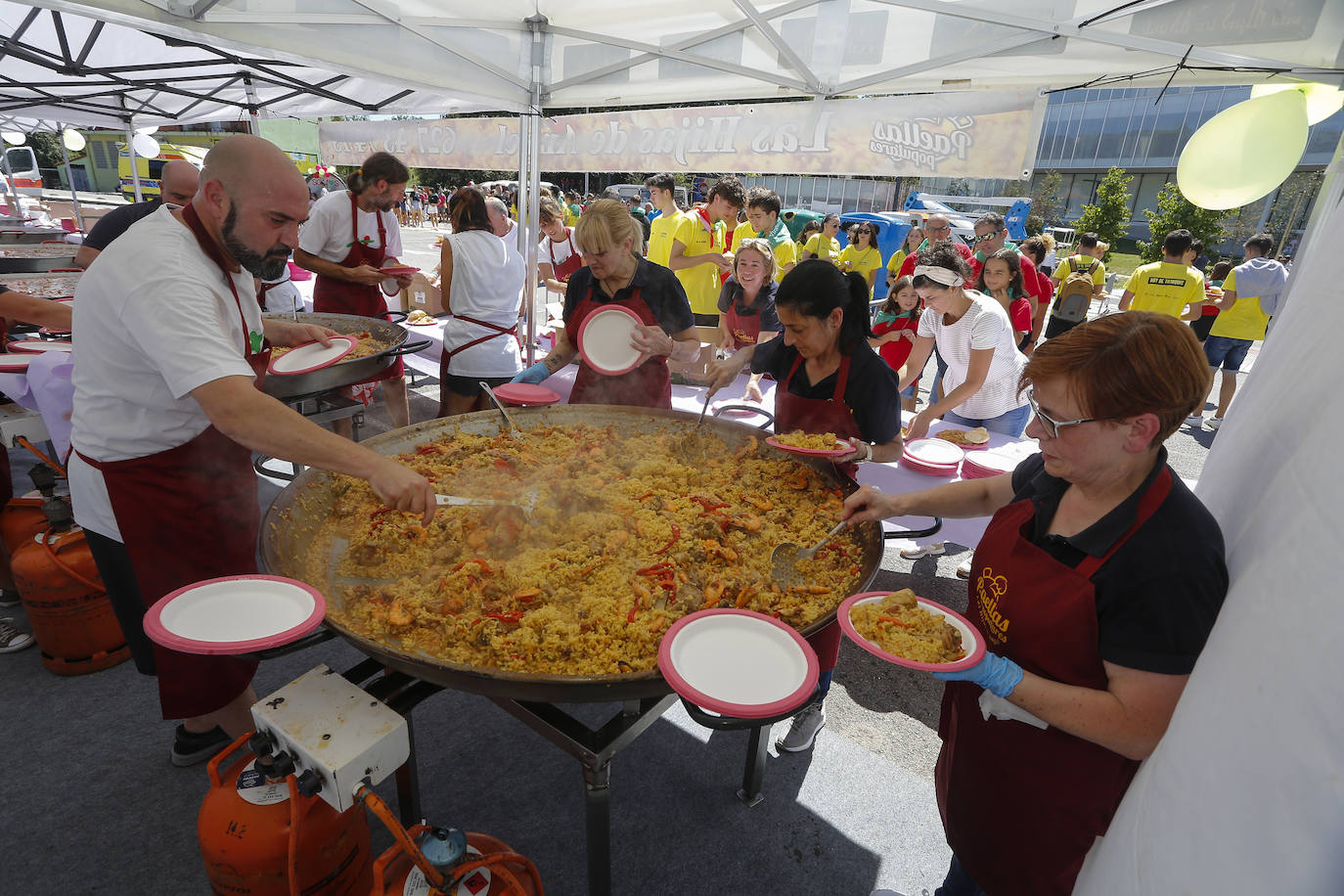 Fotos: El Día de las Peñas lleva la fiesta al Parque de Miravalles