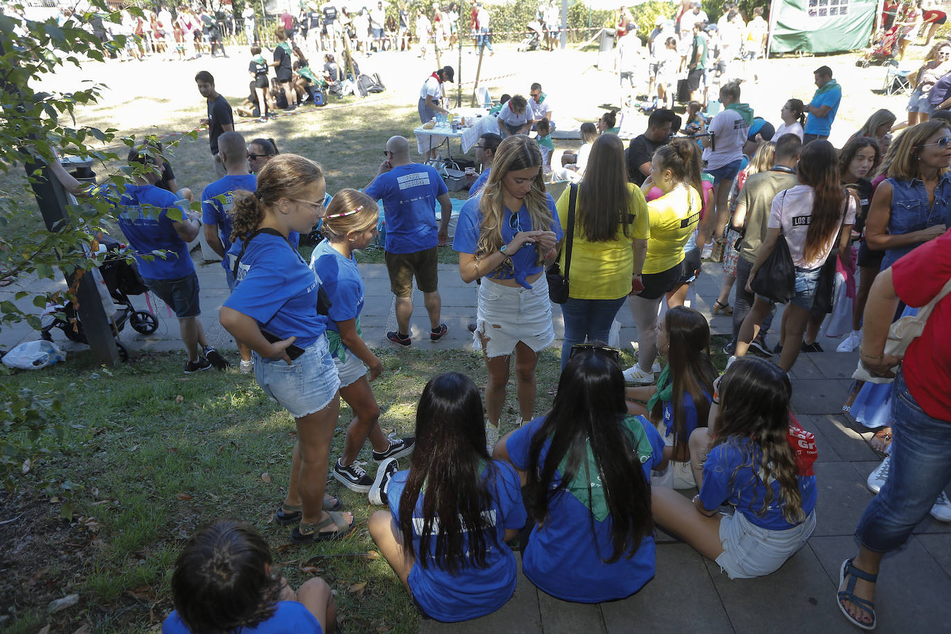 Fotos: El Día de las Peñas lleva la fiesta al Parque de Miravalles