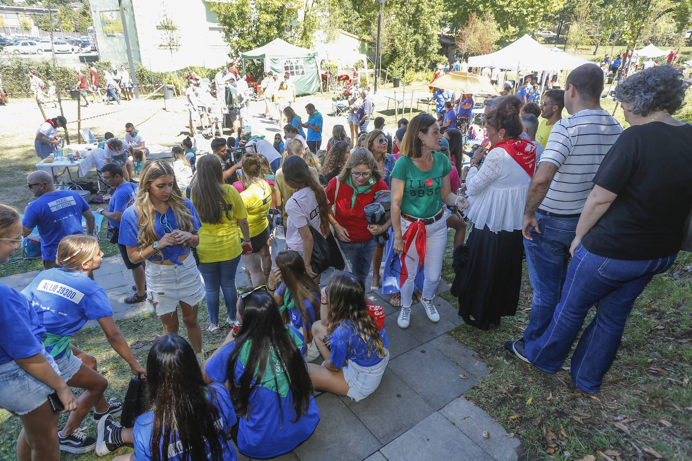 Fotos: El Día de las Peñas lleva la fiesta al Parque de Miravalles