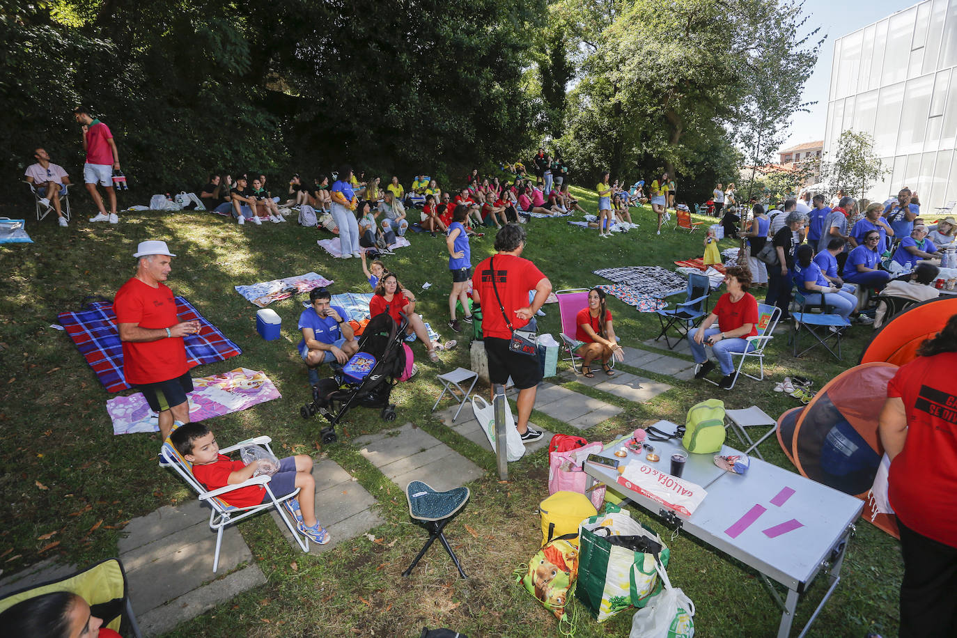 Fotos: El Día de las Peñas lleva la fiesta al Parque de Miravalles