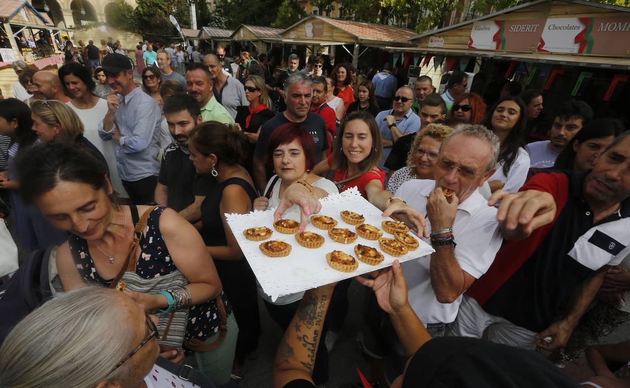 Vecinos y visitantes, de pruebas del producto típico de Torrelavega.