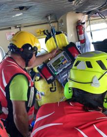 Imagen secundaria 2 - El helicóptero del 112 rescata a tres bañistas en la playa de Las Arenas en Pechón