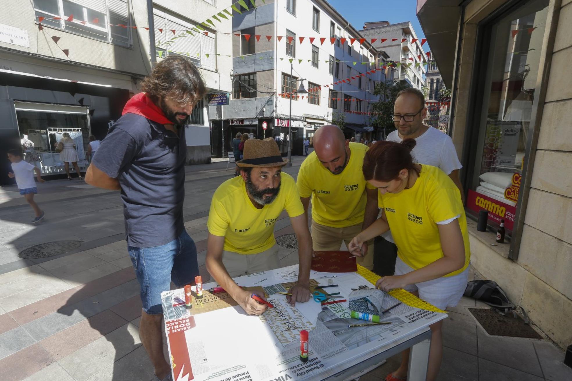 Un grupo de peñistas pinta en la calle Consolación. 