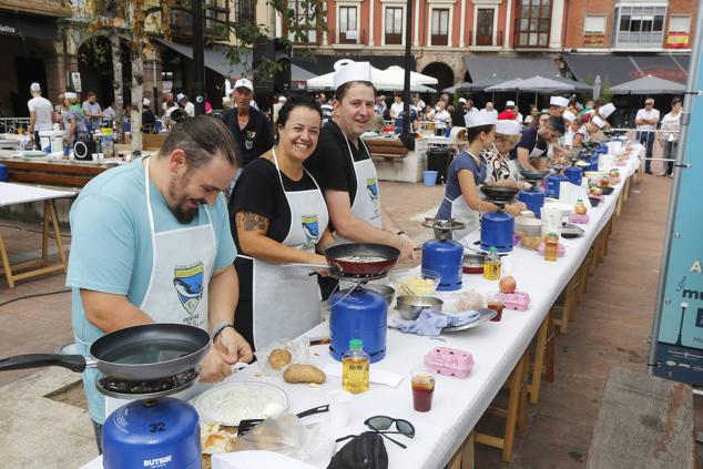 Los torrelaveguenses se echaron a la calle para la competición de las tortillas