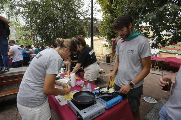 Los torrelaveguenses se echaron a la calle para la competición de las tortillas