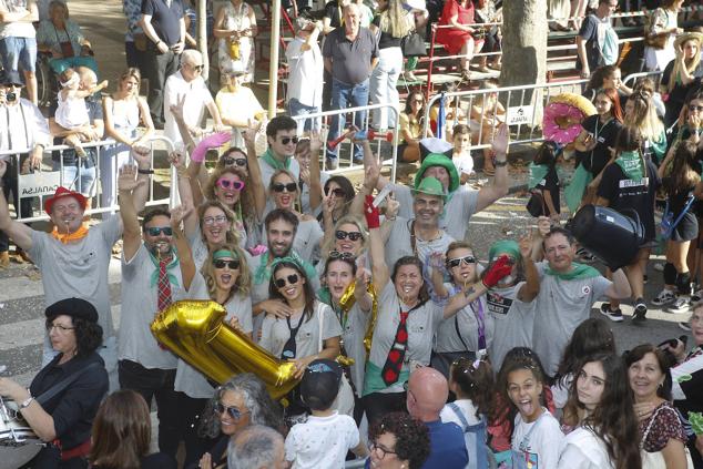 Un desfile con color y calor para decir adiós a las fiestas