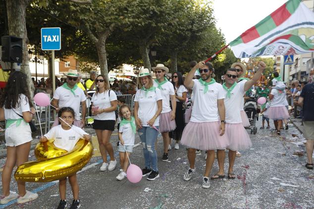 Un desfile con color y calor para decir adiós a las fiestas