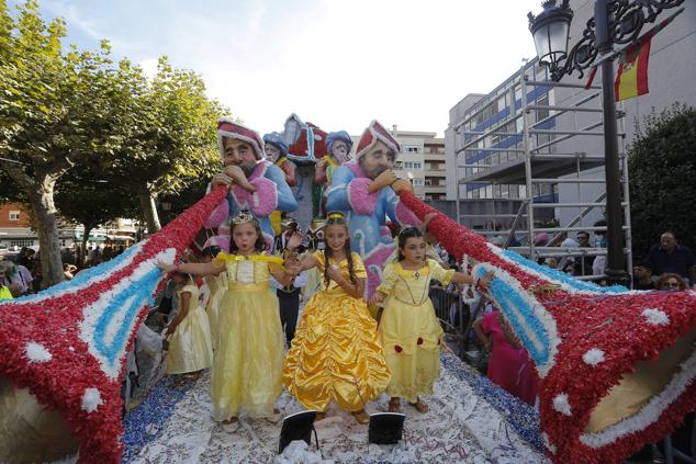 Un desfile con color y calor para decir adiós a las fiestas