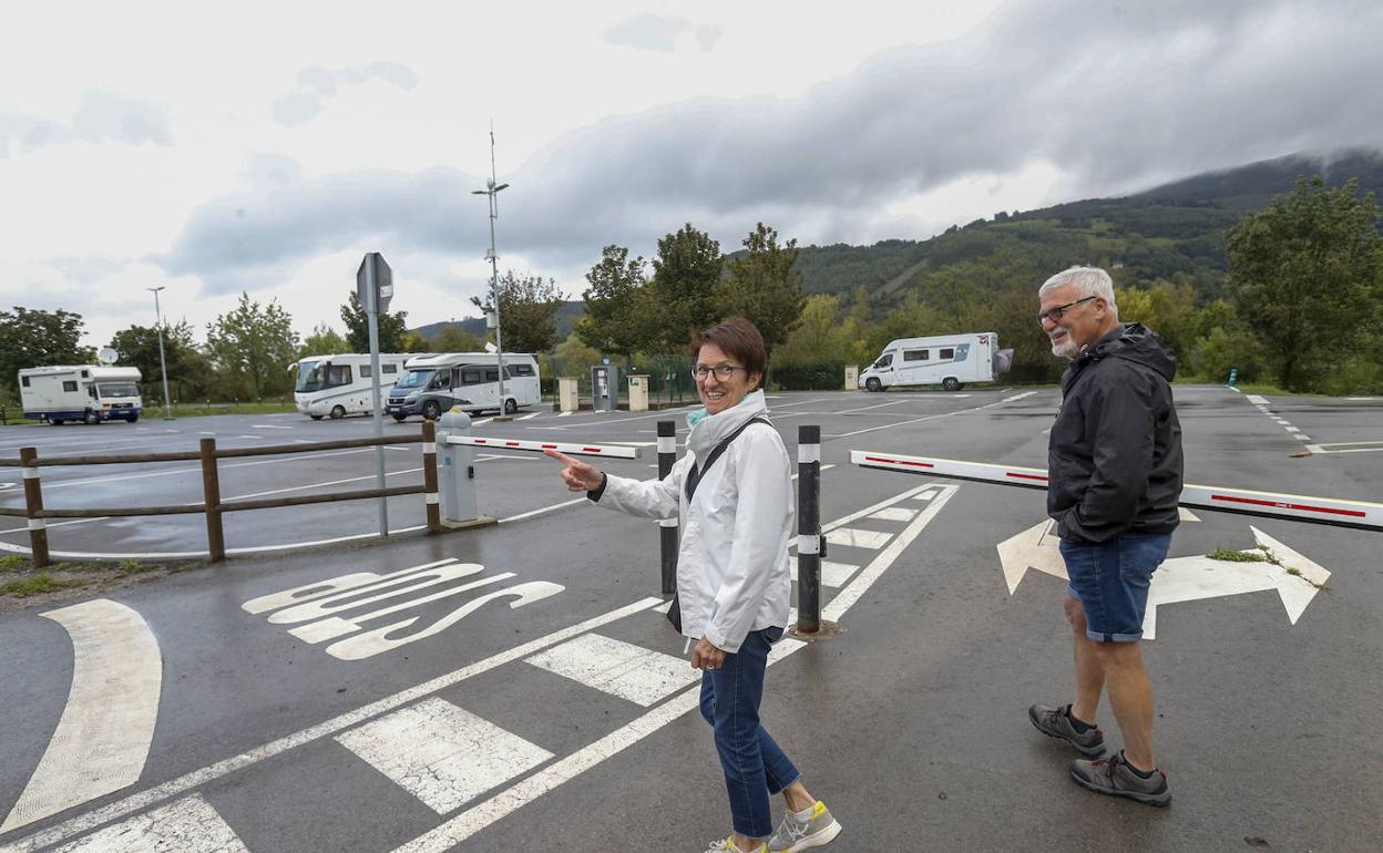 Dos usuarios del área de autocaravanas de Ontaneda, el pasado invierno. Este verano ha estado durante los fines de semana casi al 100%.