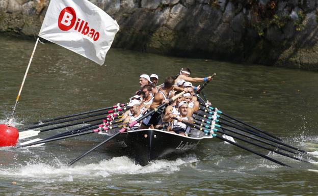 La Pedreñera, en plena boga en la regata en la ría de Bilbao, que se disputó en formato contrarreloj.