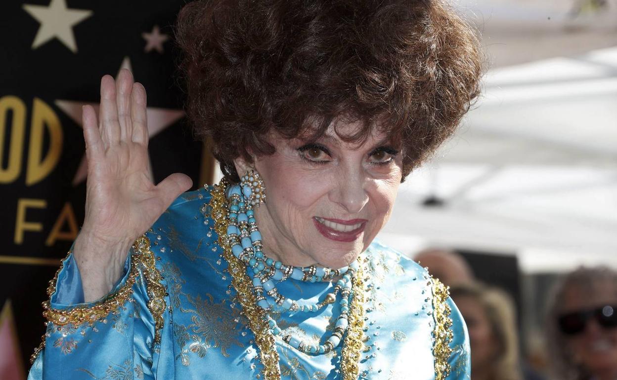 Gina Lollobrigida agradece su estrella en el Paseo de la Fama de Los Ángeles, en 2018. 