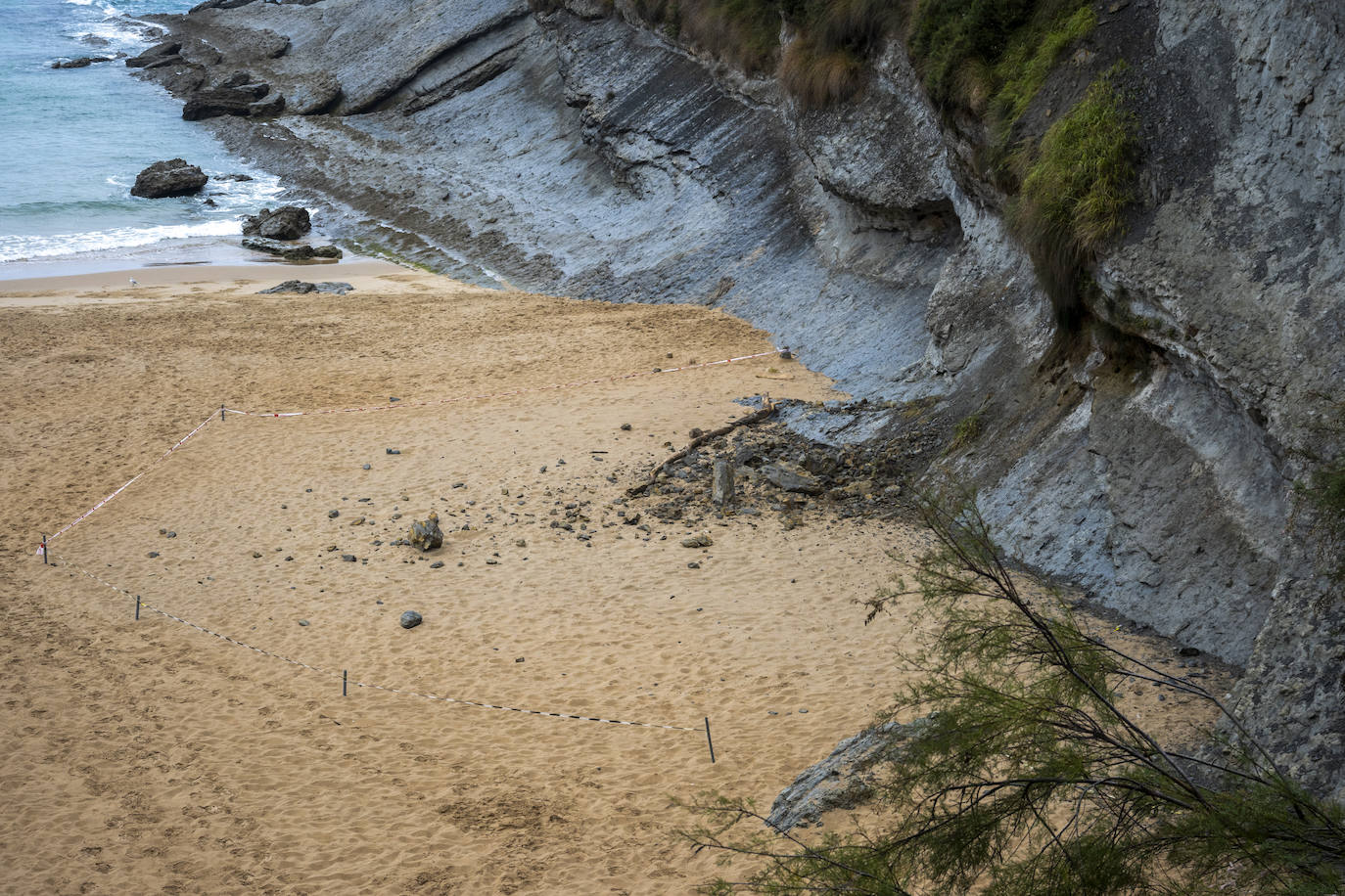 Fotos: Desprendimiento de rocas en la playa de Mataleñas