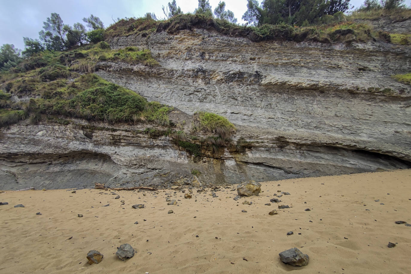 Fotos: Desprendimiento de rocas en la playa de Mataleñas