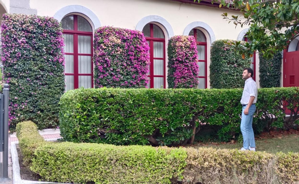 El concejal en el exterior del edificio restaurado en Ballena. 