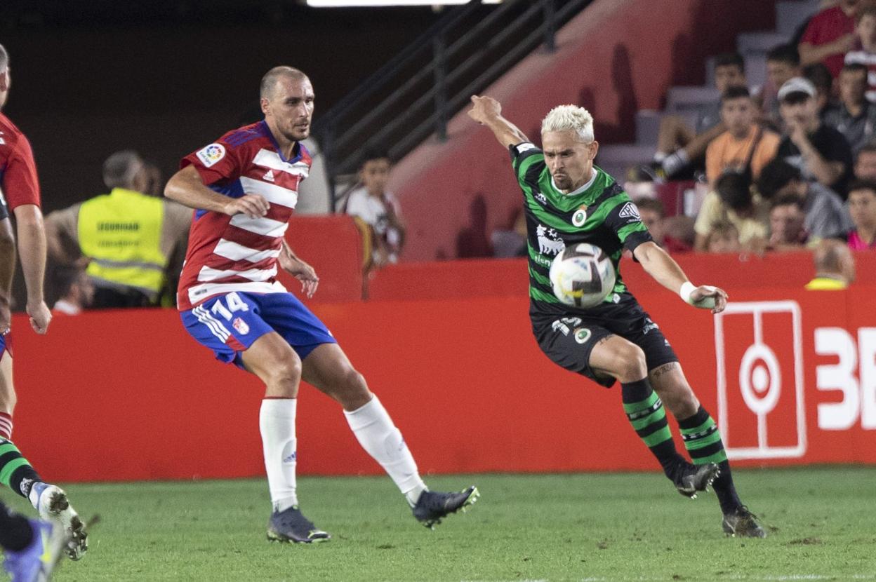 Ignasi Miquel, del Granada, y Matheus Aiás, del Racing, durante el partido del sábado en Los Cármenes. 