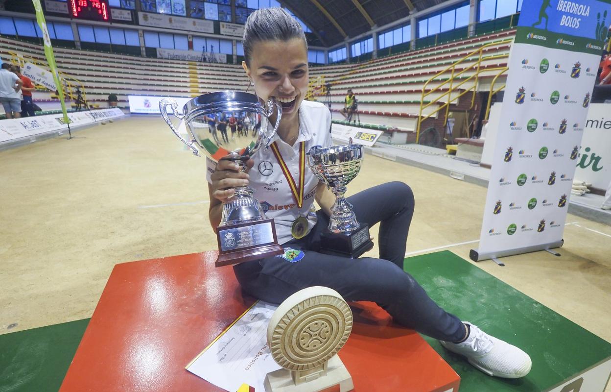 Andrea Gómez se proclamó en Torrelavega campeona de España por segunda vez en su carrera después de un torneo muy completo, sobre todo de birle. 