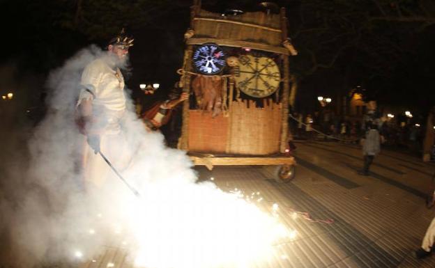 Imagen. Un pasacalles con mucha magia y fuego para cerrar las fiestas.