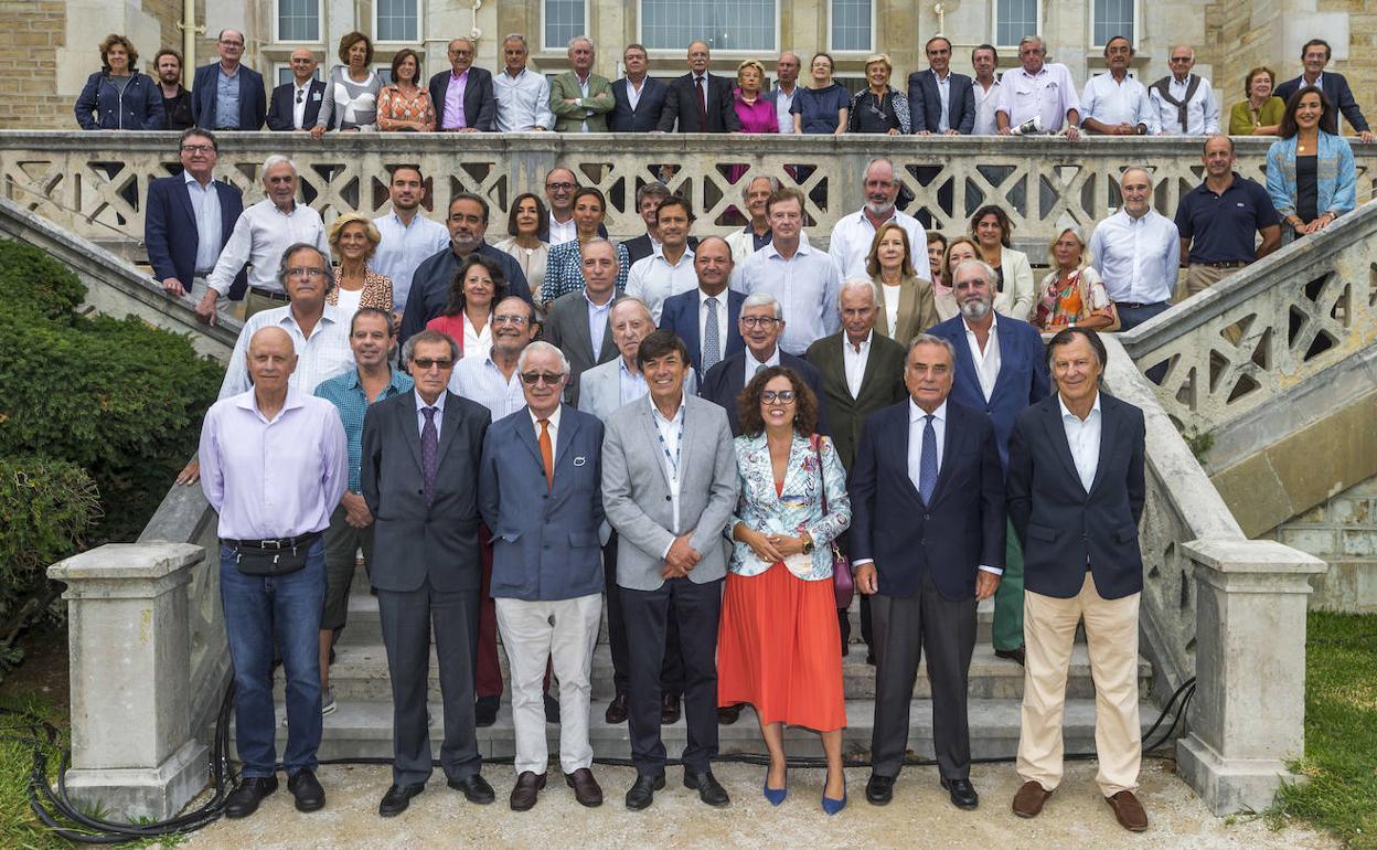 Impulsores de Foramontanos Siglo XXI, colaboradores y asistentes a la presentación, posaron para la foto de familia con el rector de la UIMP, Carlos Andradas. 