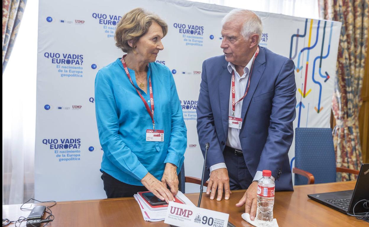 Sylvie Kauffmann, directora editorial de Le Monde, y Josep Borrell, alto representante de la UE. 