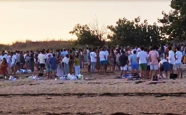 Congregación de jóvenes bebiendo en la playa, el sábado por la tarde en El Puntal