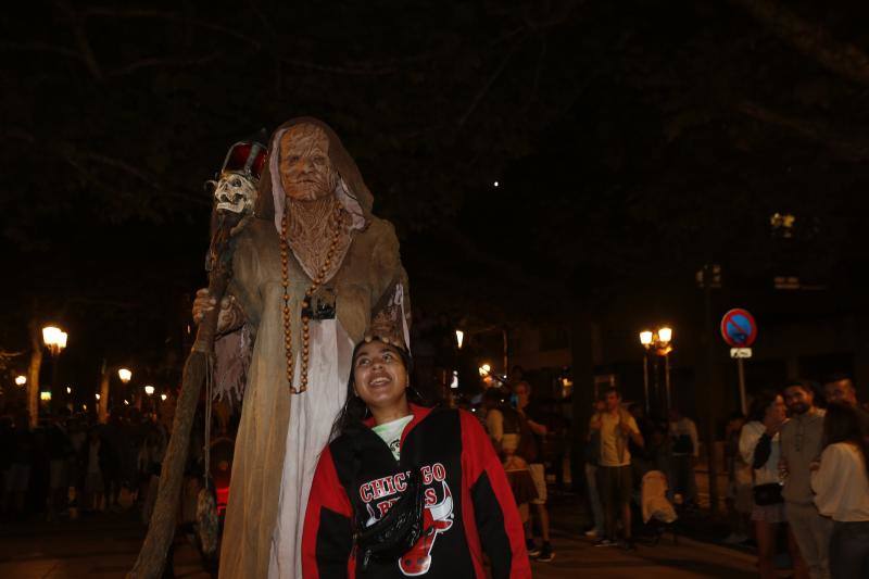 Tras los fuegos artificiales, las calles de Torrelavega acogieron un pasacalles nocturno de Subumbra de Troula Teatro.