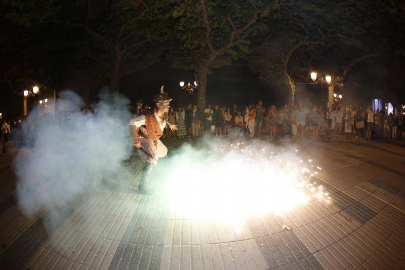 Tras los fuegos artificiales, las calles de Torrelavega acogieron un pasacalles nocturno de Subumbra de Troula Teatro.