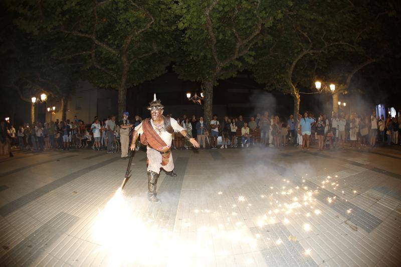 Tras los fuegos artificiales, las calles de Torrelavega acogieron un pasacalles nocturno de Subumbra de Troula Teatro.