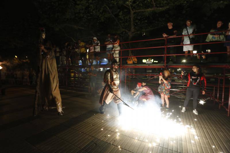 Tras los fuegos artificiales, las calles de Torrelavega acogieron un pasacalles nocturno de Subumbra de Troula Teatro.