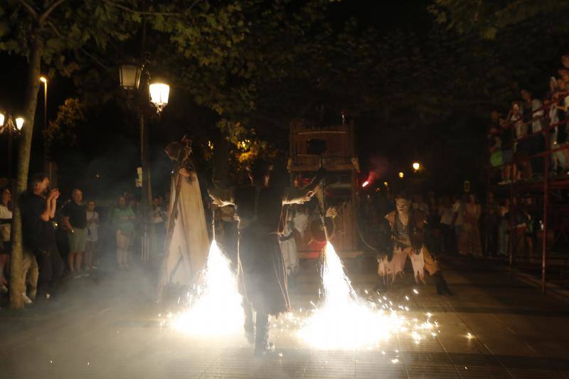 Tras los fuegos artificiales, las calles de Torrelavega acogieron un pasacalles nocturno de Subumbra de Troula Teatro.