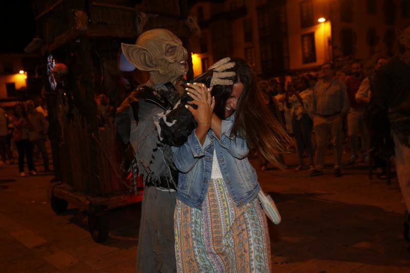 Tras los fuegos artificiales, las calles de Torrelavega acogieron un pasacalles nocturno de Subumbra de Troula Teatro.