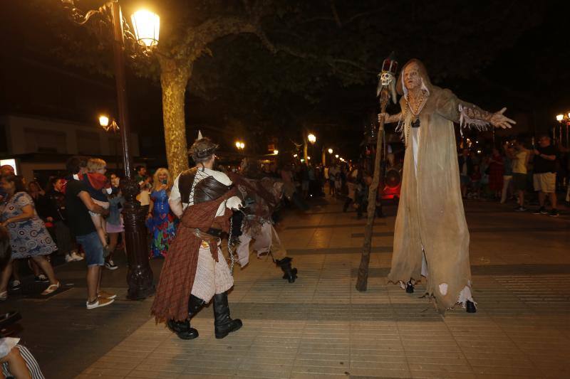 Tras los fuegos artificiales, las calles de Torrelavega acogieron un pasacalles nocturno de Subumbra de Troula Teatro.