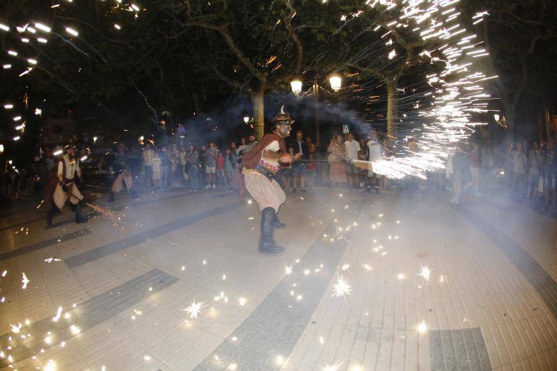 Tras los fuegos artificiales, las calles de Torrelavega acogieron un pasacalles nocturno de Subumbra de Troula Teatro.