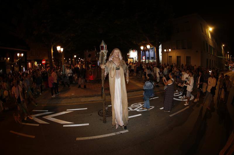 Tras los fuegos artificiales, las calles de Torrelavega acogieron un pasacalles nocturno de Subumbra de Troula Teatro.