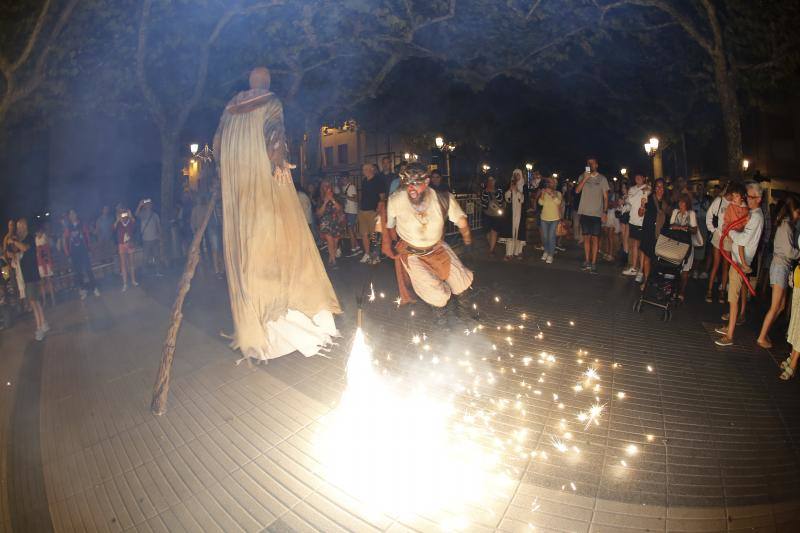 Tras los fuegos artificiales, las calles de Torrelavega acogieron un pasacalles nocturno de Subumbra de Troula Teatro.