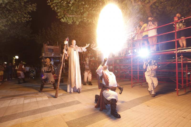 Tras los fuegos artificiales, las calles de Torrelavega acogieron un pasacalles nocturno de Subumbra de Troula Teatro.