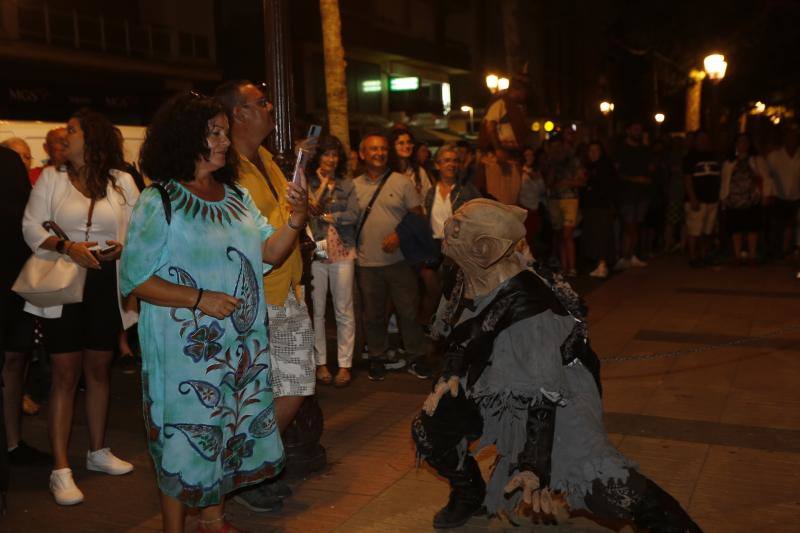 Tras los fuegos artificiales, las calles de Torrelavega acogieron un pasacalles nocturno de Subumbra de Troula Teatro.