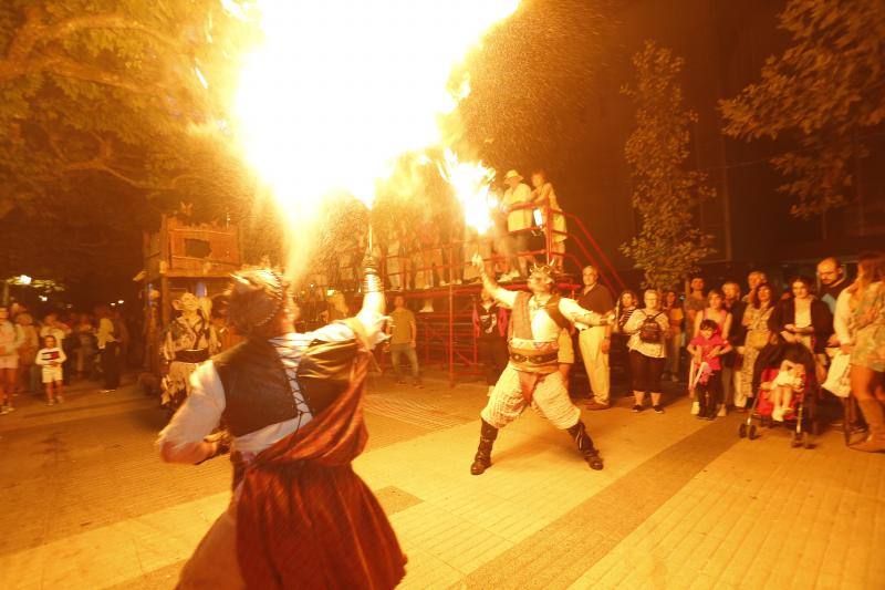 Tras los fuegos artificiales, las calles de Torrelavega acogieron un pasacalles nocturno de Subumbra de Troula Teatro.