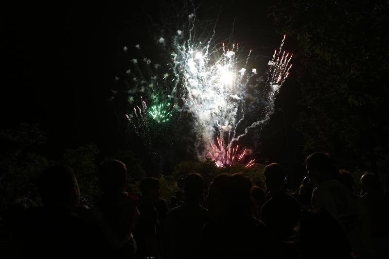 Tras los fuegos artificiales, las calles de Torrelavega acogieron un pasacalles nocturno de Subumbra de Troula Teatro.